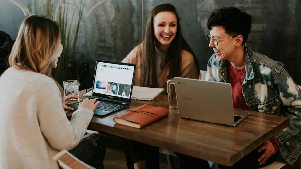 chicos programadores en un bar control horario gestión talento